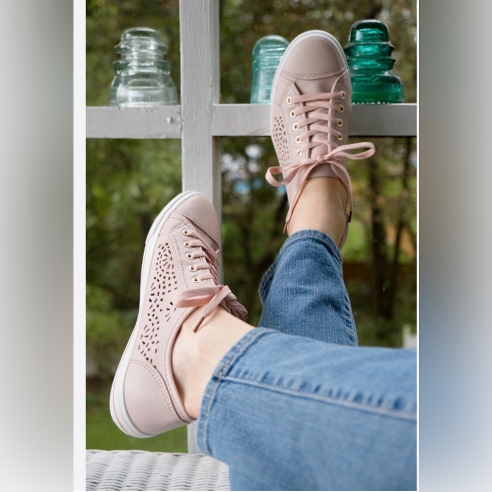 EARTH Tangor dusty pink leather shoes/ Women’s Fashion Sneakers 7.5 B